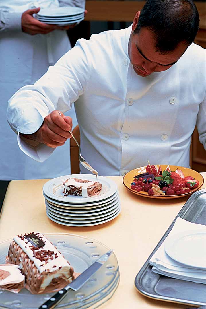 Професионално сервиране и декорация на замразени десерти